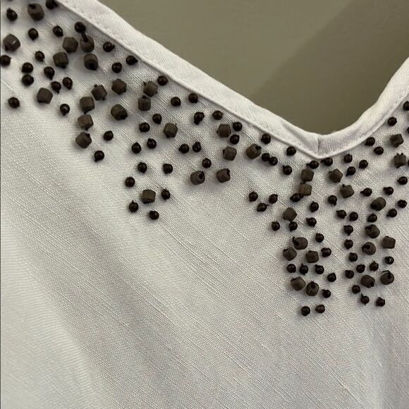 Elegant White Sleeveless Dress - Picture 2 of 7